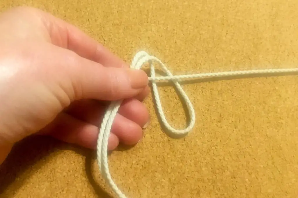 How To Macramé: Tying The Basic Macramé Knots | The Leafy Little Home